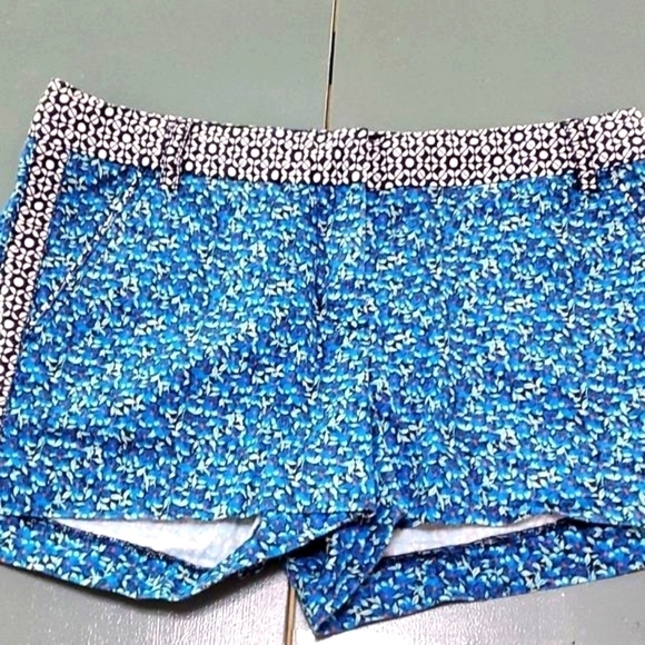 J.C.CREW CHINO shorts size 6. Blue print.Front pockets. Zipper front. Size 6.. - Picture 1 of 7